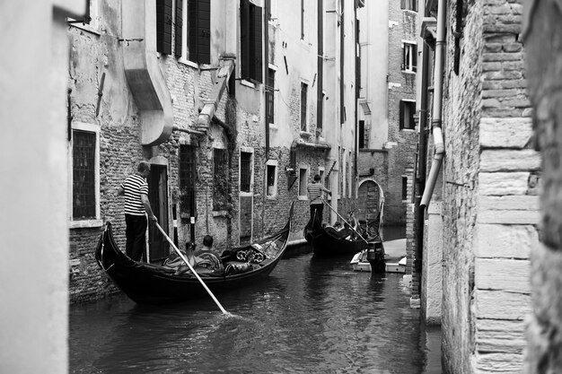 Rua em Venezia em Grand Canal, no porto com navios, barcos e gôndolas, monocromáticas