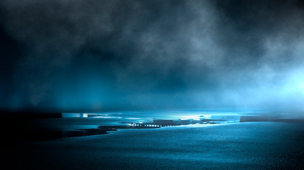 Rua escura asfalto molhado reflexos de raios na água Resumo fumaça azul escura foco de luz de néon cena escura vazia