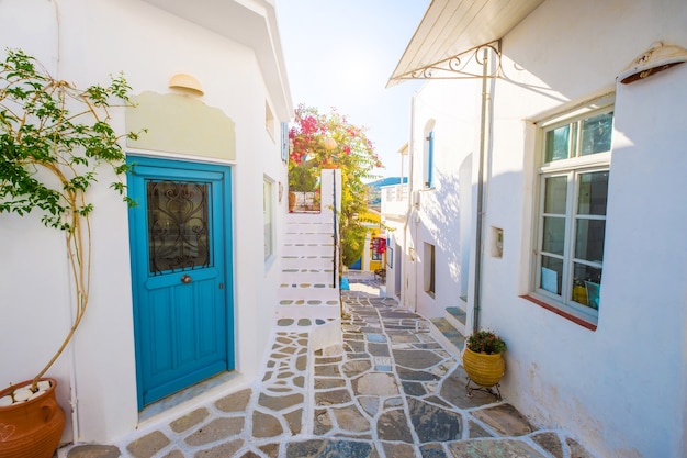 Rua estreita com casas de pedra na vila de Lefkes