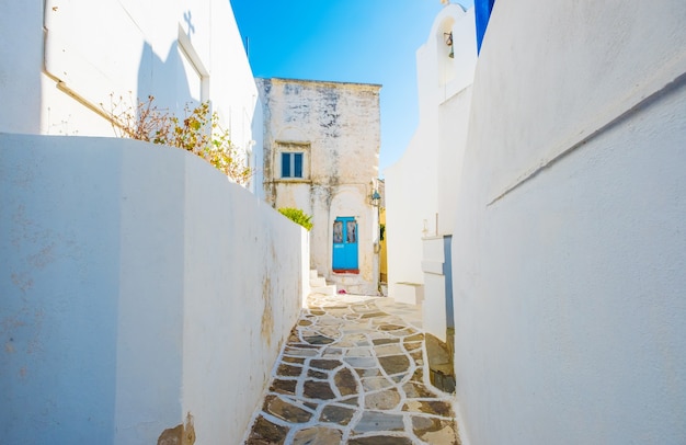 Rua estreita com casas de pedra na vila de Lefkes