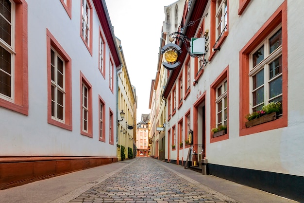 Rua estreita com casas tradicionais históricas e rua de paralelepípedos em uma cidade velha na europa