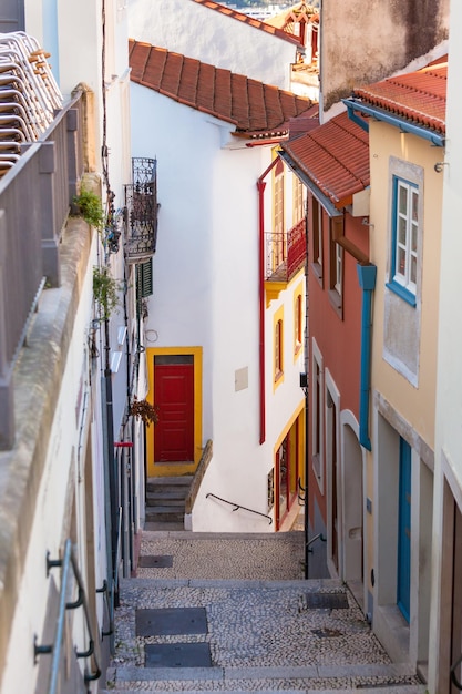 Rua estreita com escadas na cidade velha de Coimbra