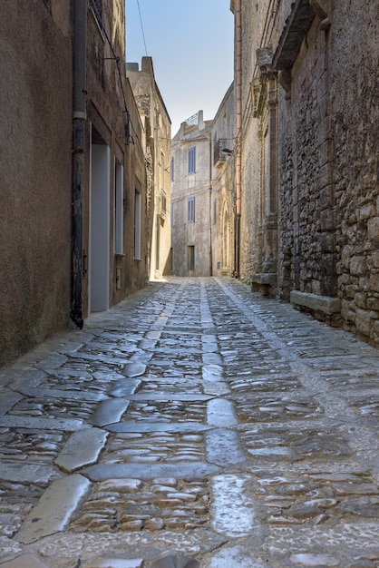 Rua estreita da cidade de Erice, na Sicília