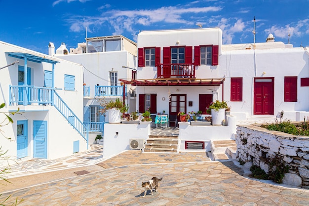 Rua estreita da famosa cidade velha com casas brancas ilha Grécia de Mykonos