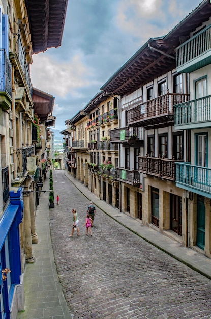 Rua estreita de hondarribia com suas casas pitorescas coloridas