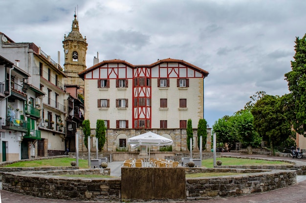 Rua estreita de Hondarribia com suas casas pitorescas coloridas