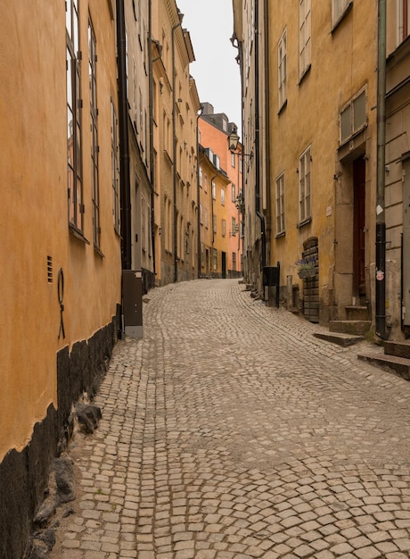 Rua estreita de paralelepípedos em Gamla Stan Estocolmo