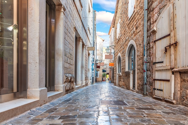 Rua estreita do Adriático na cidade velha de Budva, Montenegro.