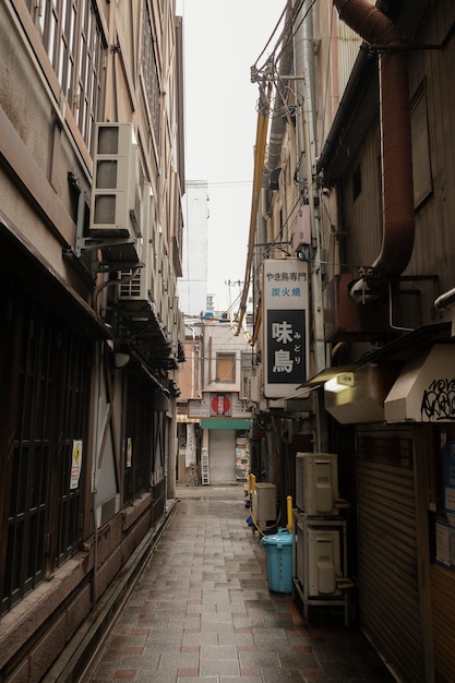 Foto rua estreita do japão depois da chuva