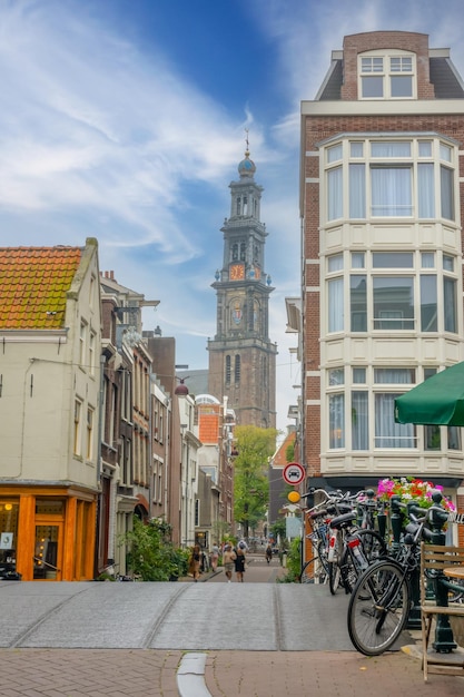 Rua estreita e a cúpula da antiga catedral em Amsterdã