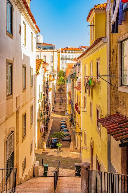 Rua estreita e autêntica de Lisboa, Portugal.