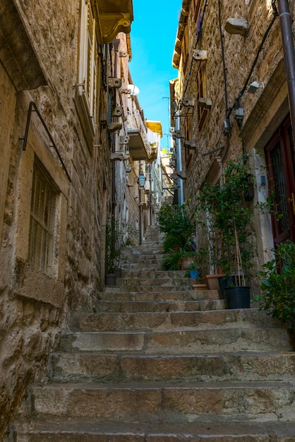 Rua estreita em Dubrovnik em um dia de verão, Croácia.