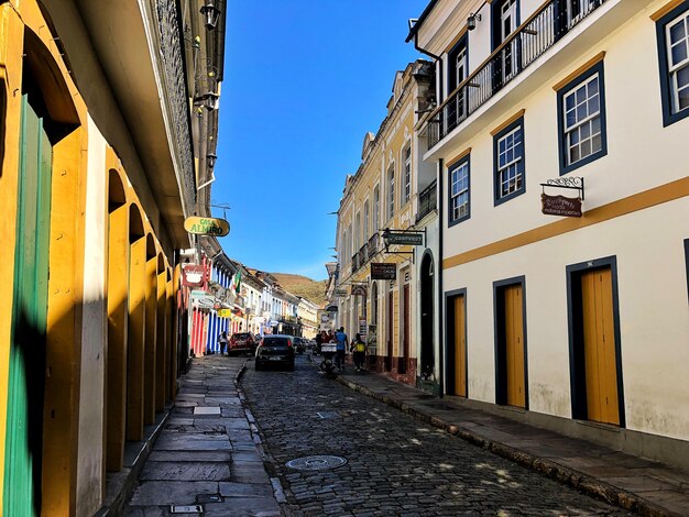 Foto rua estreita em meio a edifícios contra o céu