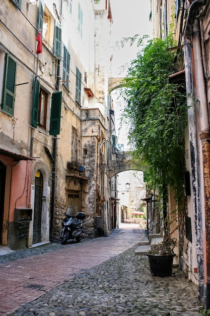 Rua estreita em Sanremo, Itália