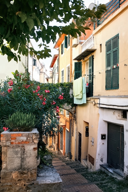 Rua estreita em Sanremo, Itália