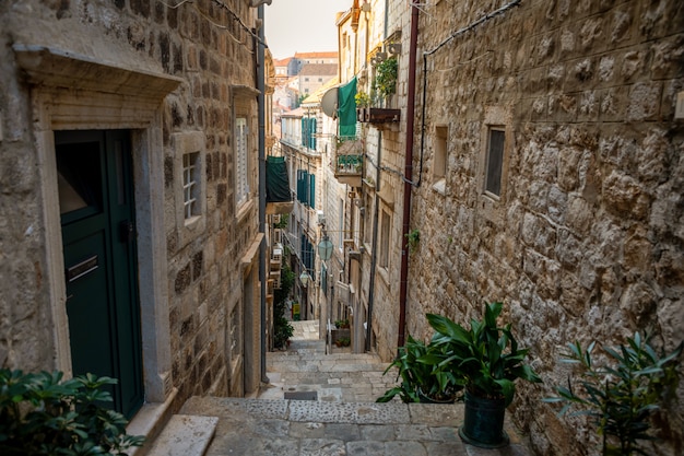 Rua estreita medieval na cidade velha de Dubrovnik, Croácia