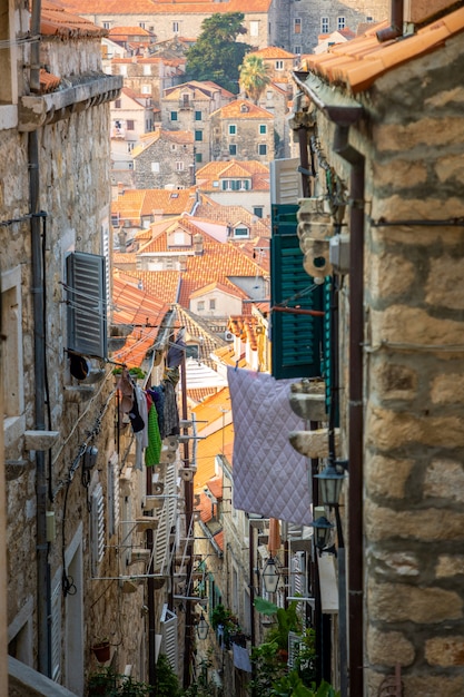 Rua estreita medieval na cidade velha de Dubrovnik, Croácia