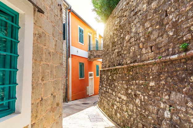 Rua estreita medieval na cidade velha de herceg novi, montenegro.