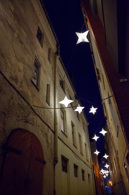 Rua estreita medieval noturna na antiga cidade de riga letônia