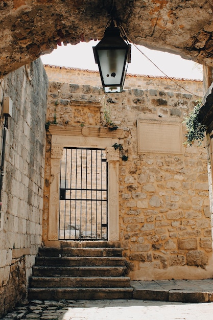 Rua estreita na Cidade Velha em Dubrovnik Croácia Ambiente mediterrâneo