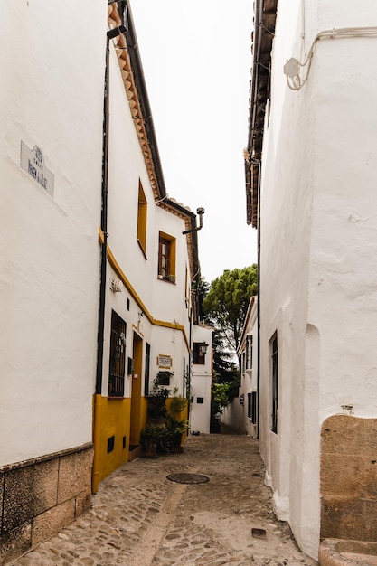 Rua estreita típica da andaluzia