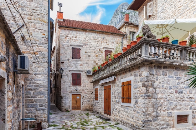 Rua estreita tradicional na Europa na Cidade Velha de Kotor, Montenegro