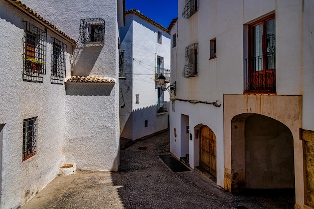 rua estreita urbana na cidade espanhola de Altea em um dia de verão