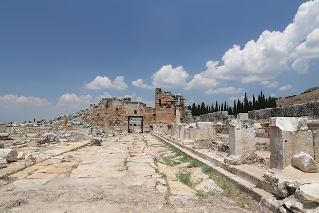 Rua Frontinus na cidade antiga de Hierapolis Turquia