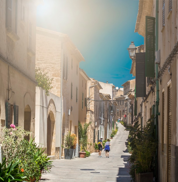 Foto rua histórica ao pôr do sol em alcudia, maiorca, espanha