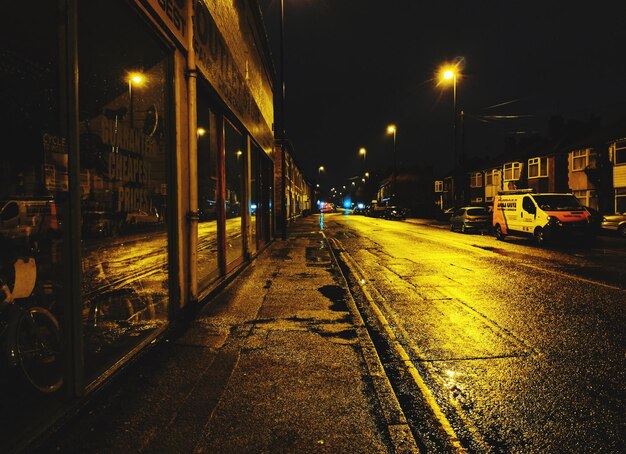 Foto rua iluminada à noite