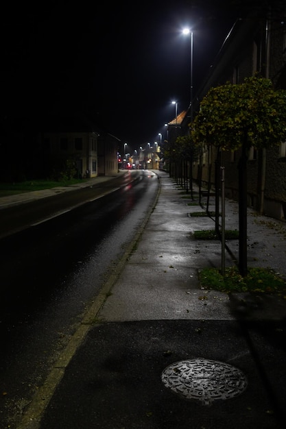 rua iluminada da cidade Gornja Radgona à noite Uma paisagem urbana escura