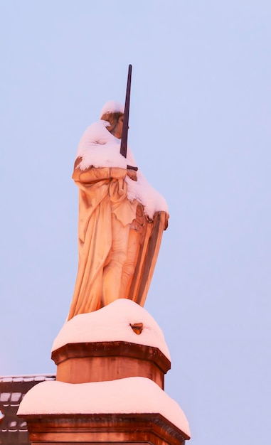 Rua iluminada no monumento da cidade na cidade velha Riga Letônia