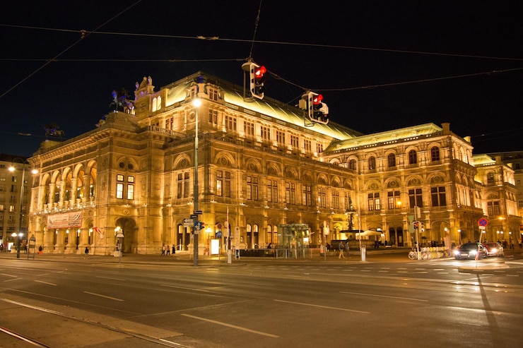 Foto rua iluminada pela ópera estadual de viena à noite