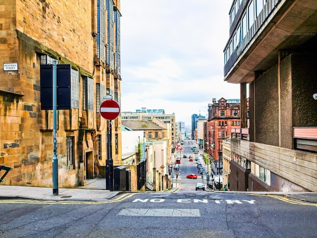 Rua íngreme típica de HDR em Glasgow