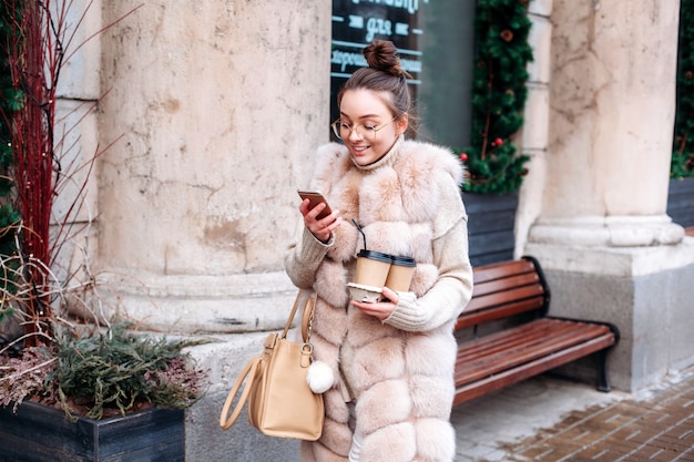 Rua, inverno, tempo frio, retrato, bonito, moda, mulher, andar, ao ar livre