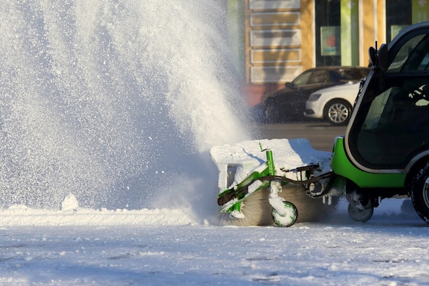 Rua limpando a cidade da neve com a ajuda de máquinas especiais