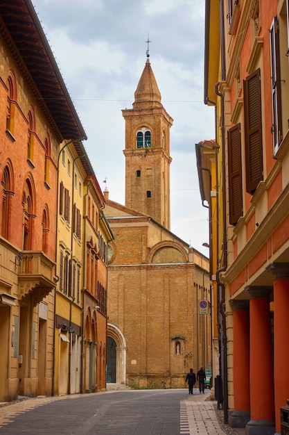 Rua medieval com igreja na cidade velha de cesena, emilia-romagna, itália - paisagem urbana italiana