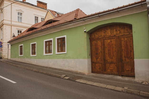 Rua medieval de Sibiu com construções históricas no coração da Romênia