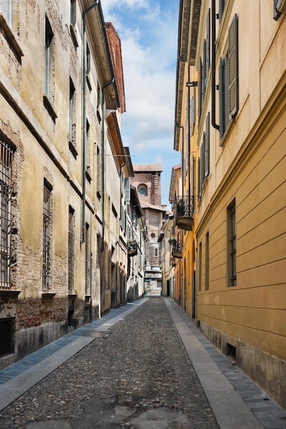 rua medieval em pavia itália