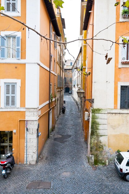 Rua medieval estreita em Roma