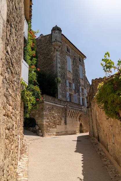Rua medieval na antiga vila sul Lacoste em Luberon Provence França
