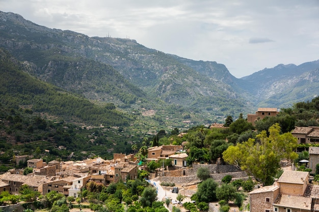 rua medieval na cidade velha da pitoresca aldeia de estilo espanhol Fornalutx Mallorca