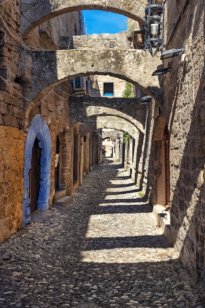 Rua medieval na cidade velha de Rodes, Grécia