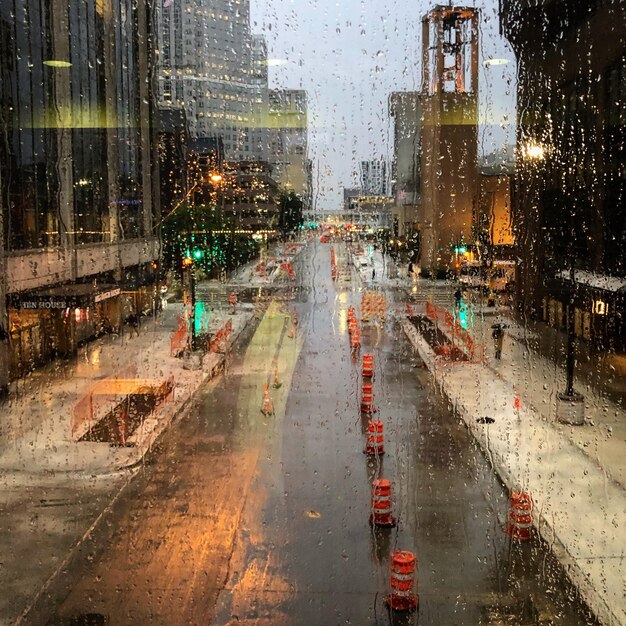 Foto rua molhada na cidade durante a estação chuvosa