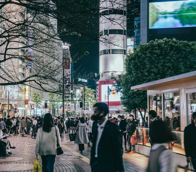 Rua movimentada na cidade com gente