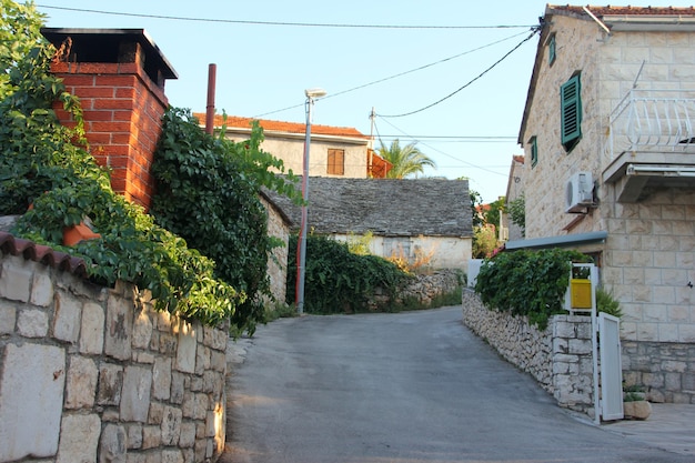 Rua na cidade de Supetar, na ilha de Brac, na Croácia