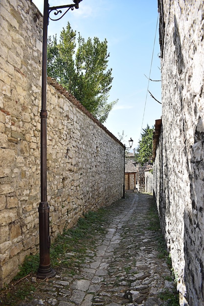 Rua na cidade velha de Berat. Berat, Albânia.