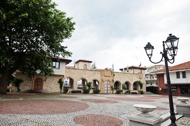 Rua na cidade velha de Nessebar, Bulgária.