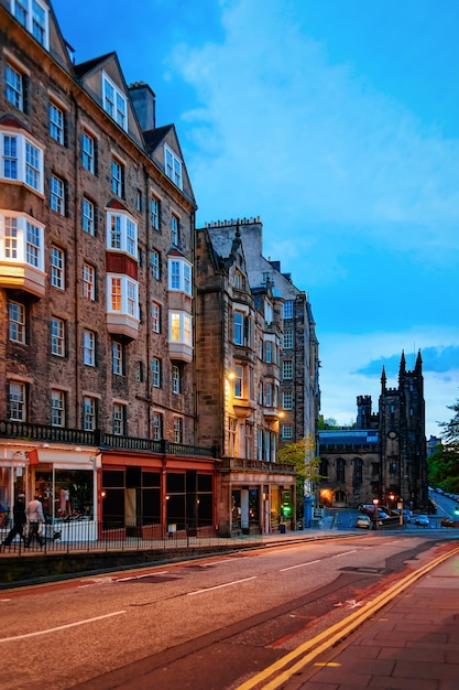 Rua na Universidade de Edimburgo, na Escócia, no Reino Unido. Tarde da noite