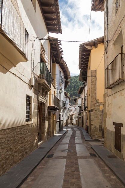 Rua na vila medieval de Rubielos de Mora, na província de Castellon, Espanha